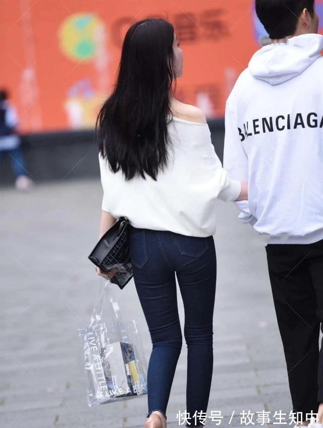 牛仔裤 白色蝙蝠衫+深色牛仔裤穿搭,显瘦时尚还好看!