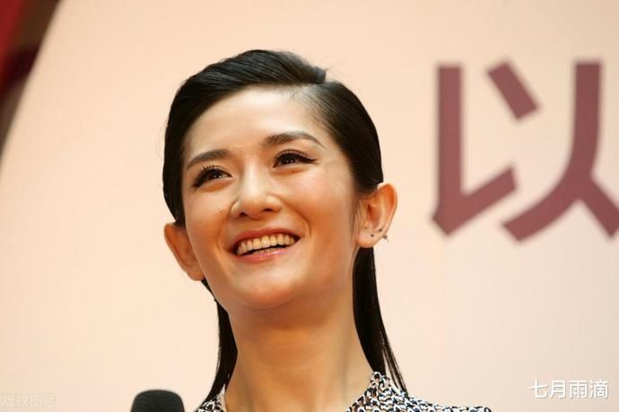 谢娜进央视主持一期就被换掉,官方只给12字评价,网友直呼“看不懂”