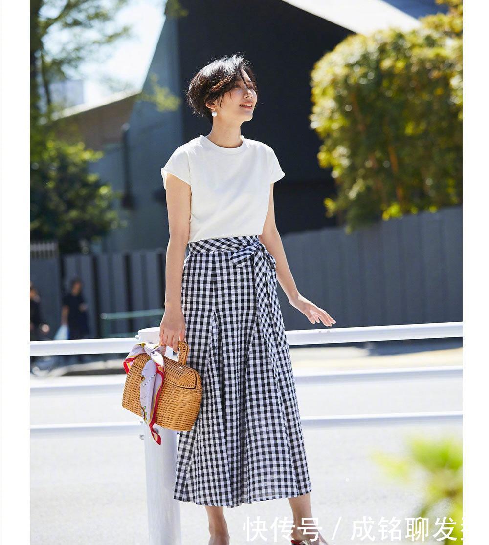 单品|时髦精是这样穿“白T恤”的,显白衬肤又能提升气质,简单又减龄