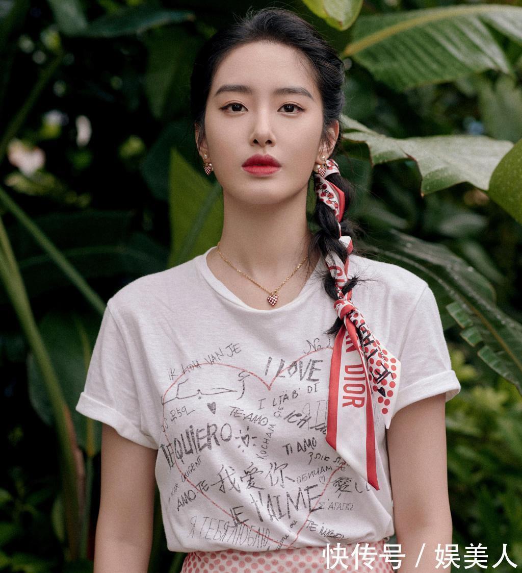 丝巾怎么戴才时髦？绑在手腕上当手链很潮，变成发带也很酷