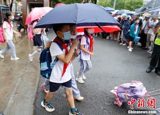 台风|上海防御台风“灿都”：上海市中小学幼儿园13日下午和14日全天停课