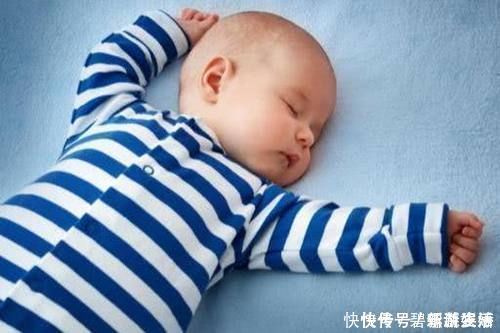 宝宝们|12个月萌宝哄睡辛劳宝妈,一动不动的样子,“笑坏了”老爸