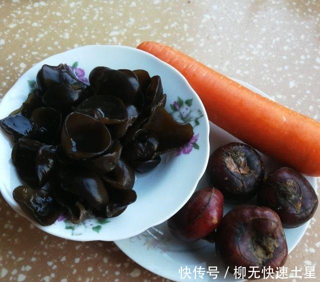  黑木耳|胡萝卜黑木耳炒荸荠，家常小炒