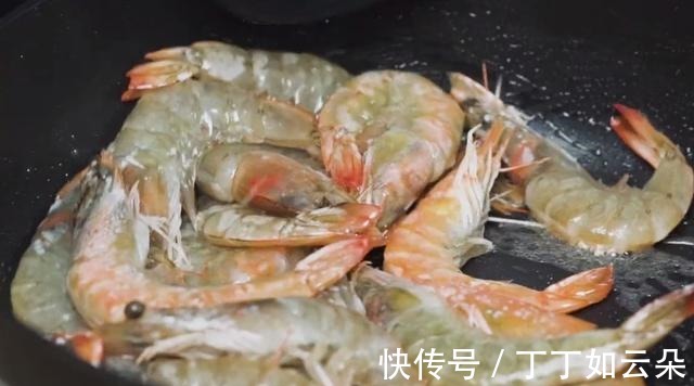 韩式风味的辣白菜烩大虾，搭配菌菇一起炒，鲜香营养，家人都爱吃！