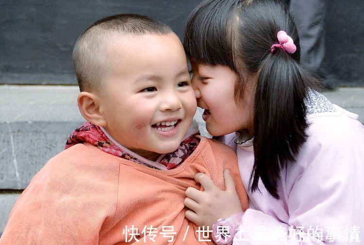 大宝|暖心姐姐另类举动走红,将弟弟塞进自己的袄子里,高颜值羡煞旁人