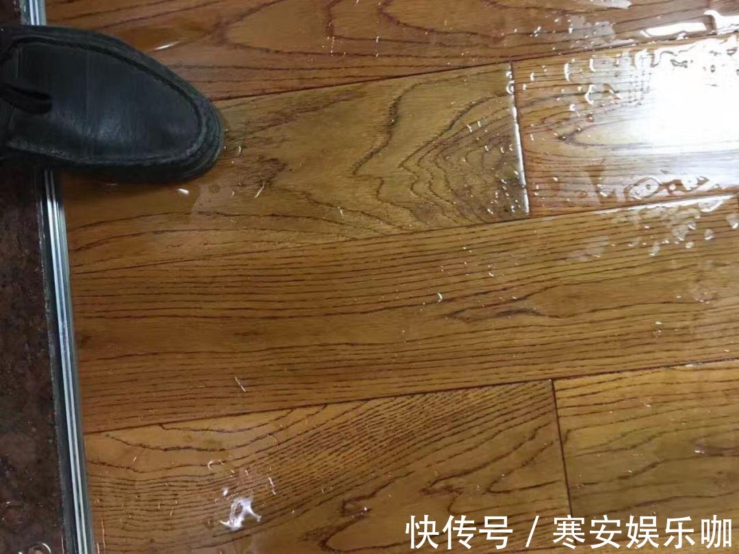 老师傅|地板泡水怎么办？学会老师傅的处理办法，及时挽救家里地板