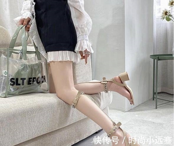 小仙女们 “缠绕”款高跟凉鞋,早秋也可以穿,展现出另一面别致的美