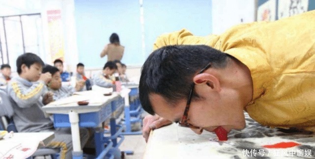 自称|他首创用舌头写字作画,自称是韩愈后代,被学校邀请给学生上课