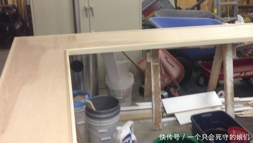 喝啤酒|男子用瓶盖制作了别致的吧台,坐在吧台上喝啤酒或用餐