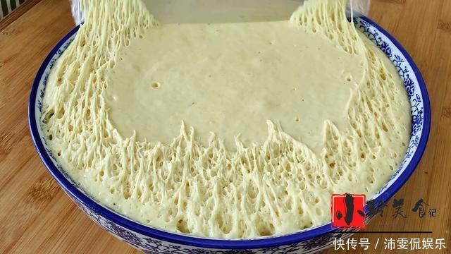  做成|小米加上一袋牛奶，做成小米糕，养胃易消化，暄软香甜，真好吃