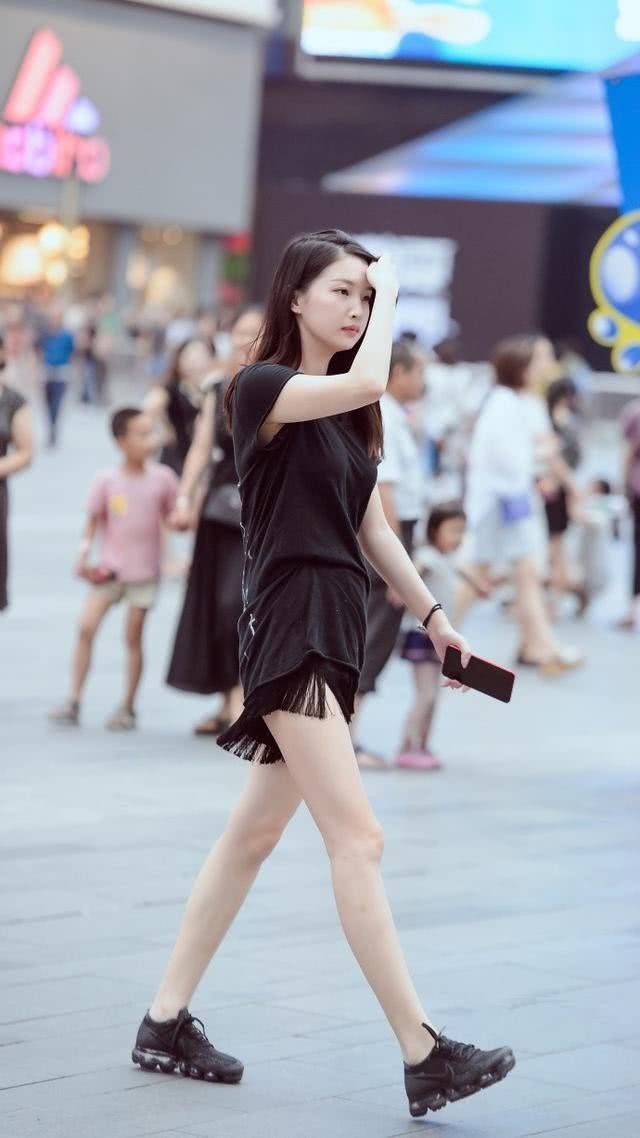 街拍:小姐姐穿着打扮显得非常完美,甜甜的少女感十足,非常吸引眼球