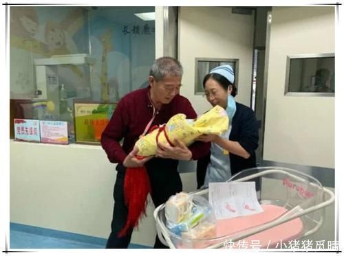 高龄|那个67岁高龄产子,称有养老金不怕的老人,一家人现在过得如何