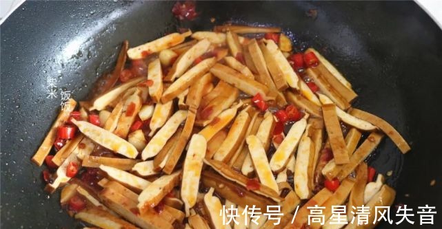 食材|两种食材搭配，大火一炒就上桌，这道快手菜，开胃又美味！