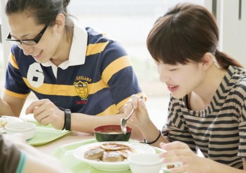 膳食纤维|如何控制吃饭“七分饱”?学会这5个小妙招,健康或“不请自来”