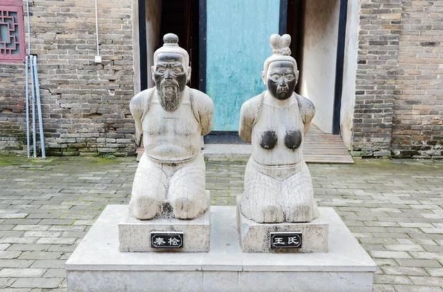 张俊|岳飞墓前原本跪着5个罪人，如今只有4个，是谁不用跪了？