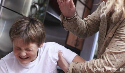 私人空间|16岁男孩洗澡,妈妈执意要看,儿子怒踹玻璃割断脚筋