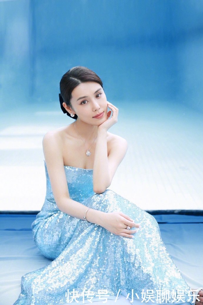 纤腰|韩丹桐一袭冰蓝流光抹胸裙,冰蓝璀璨的裙摆配以蝴蝶结发饰,加上美背纤腰漂亮肩颈