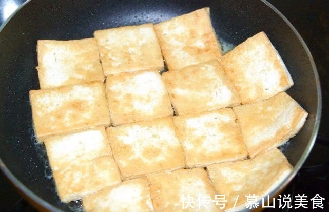 炒豆腐时,不要直接下锅炒,多加一个步骤,豆腐鲜嫩可口还不碎