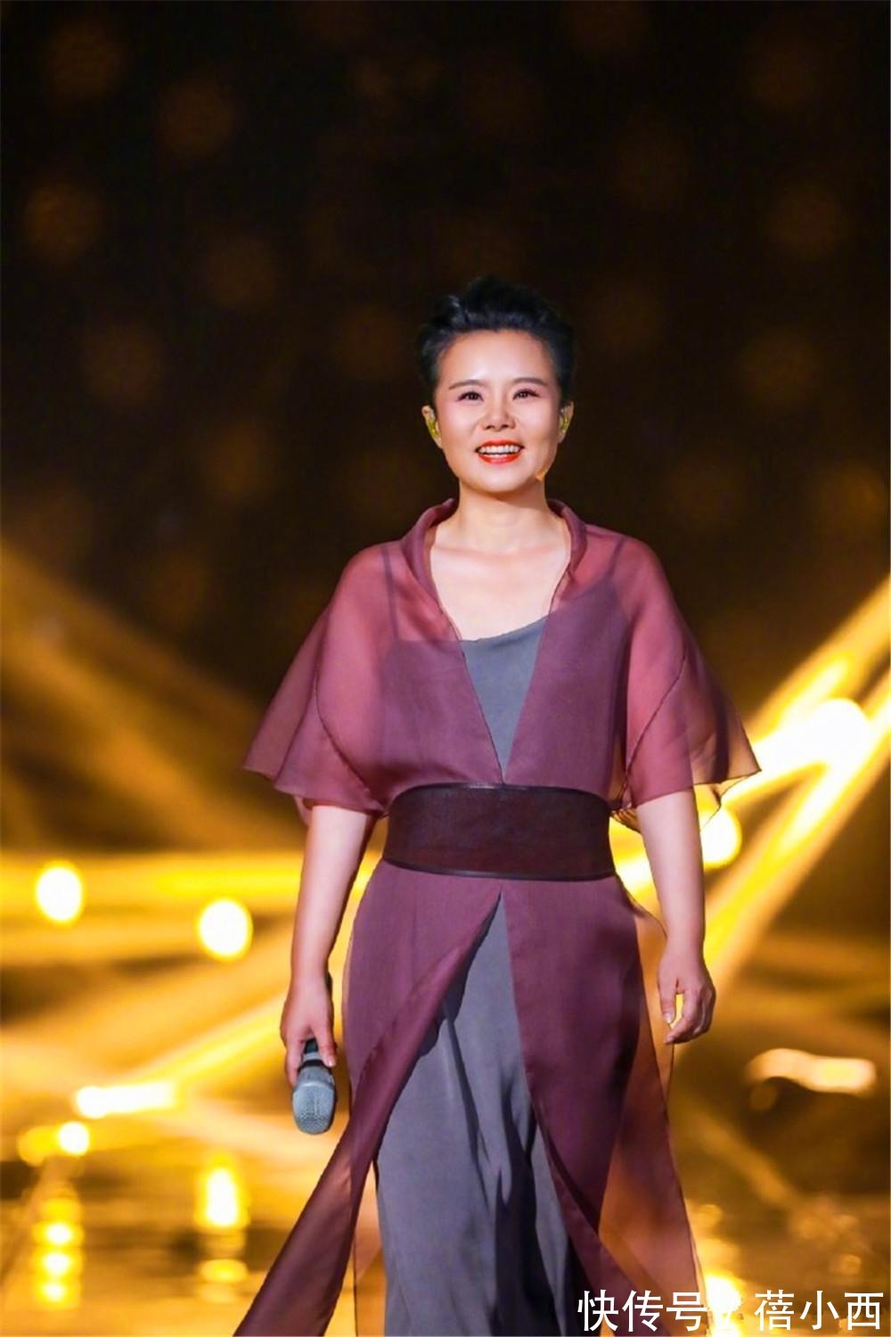 素颜|龚琳娜精神状态挺年轻,穿民族风印花外套配紧身裤,素颜状态很美