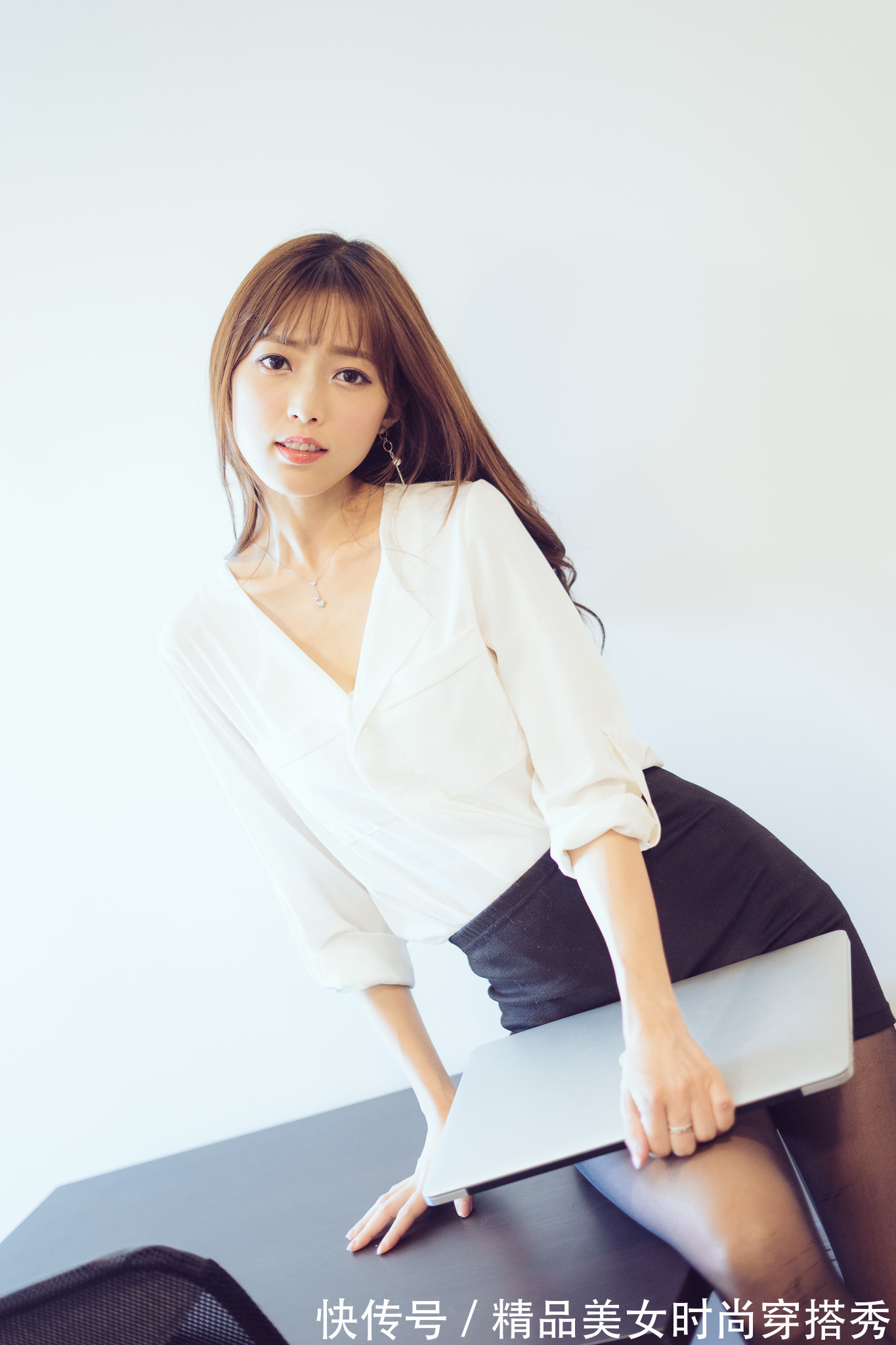 短裙 白色的衬衫下搭黑色的短裙,黑与白的搭配简约时尚有气质