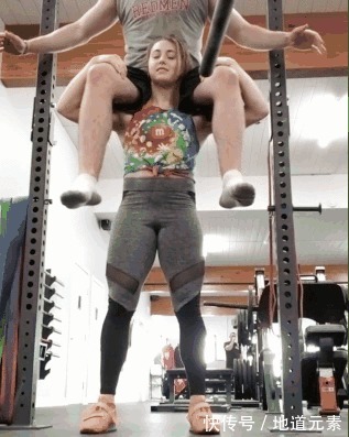 女友|加拿大女孩展示最强深蹲姿势，网友惊呼：这样的女友，可怕得很