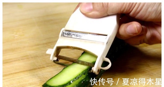 凉拌皮蛋|凉拌皮蛋怎样切才不粘刀，教你1个小技巧，皮蛋完好切不碎！