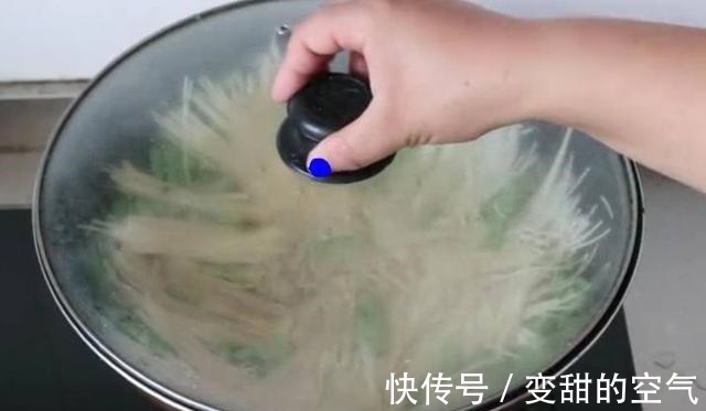 面条不要水煮,不要蒸了,试试这种做法,5分钟做1锅,全家抢着吃!