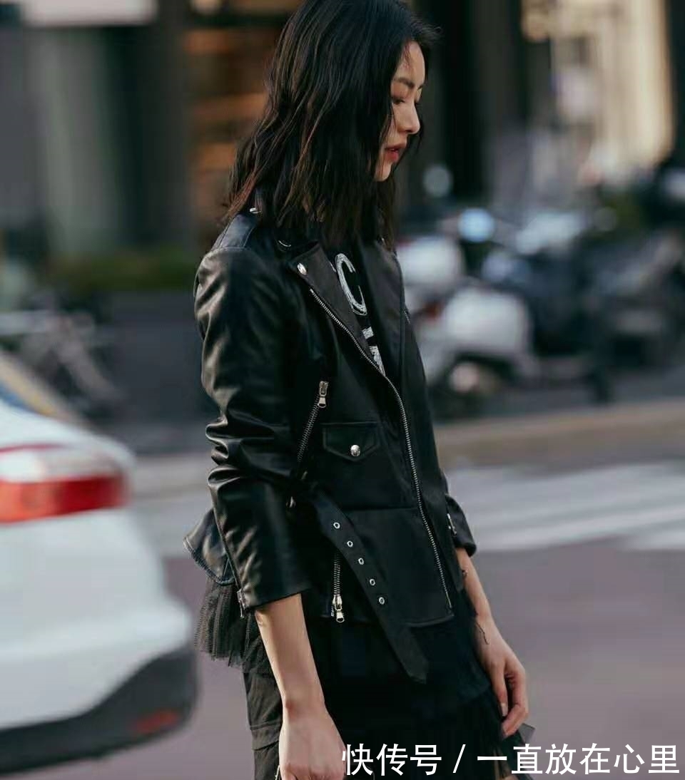 chanel 刘雯皮衣帅气走机场,背36700的香奈儿包包,超模身材太抢镜