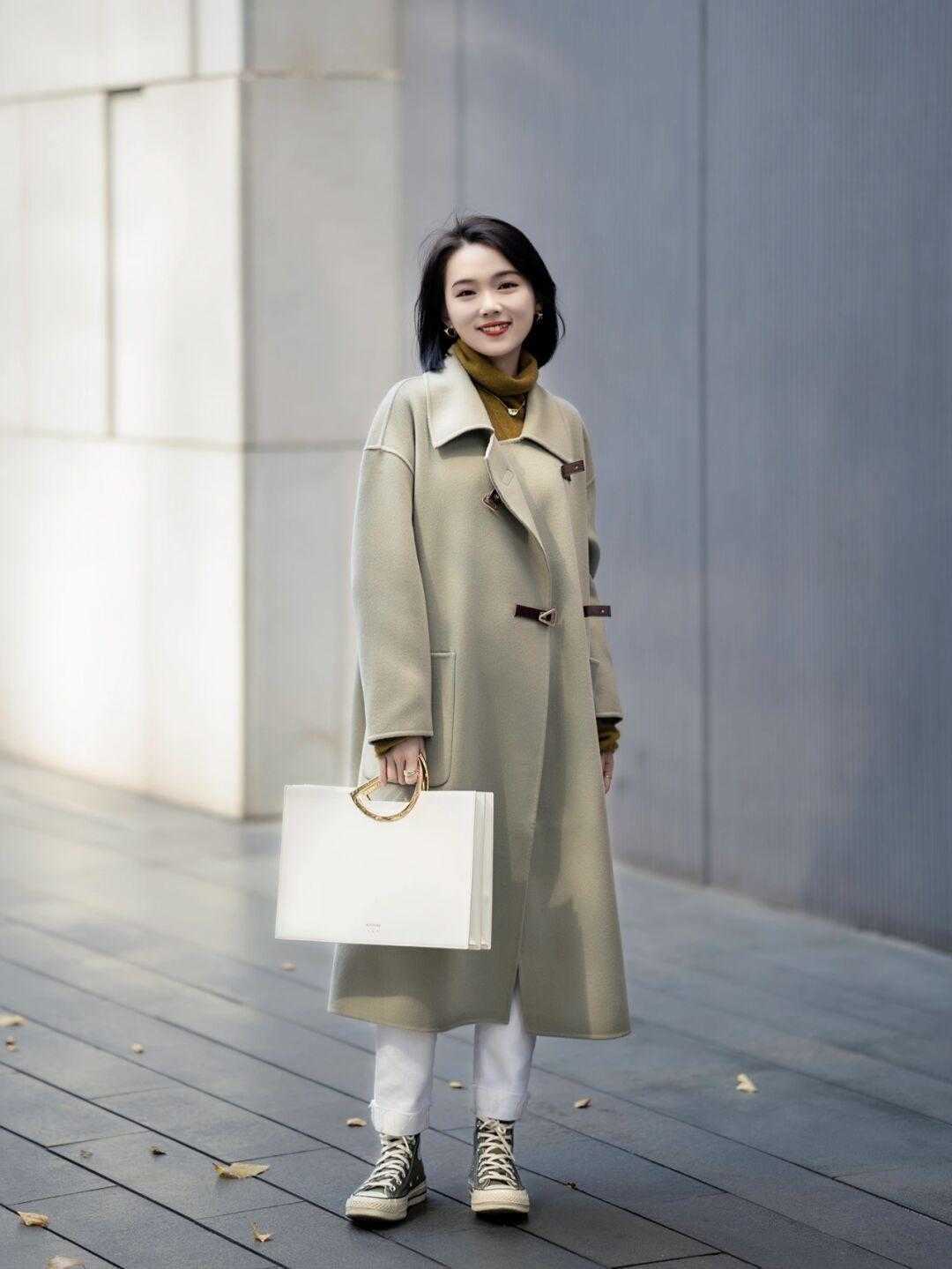 打底裤 别再用大衣搭紧身打底裤了!今年适合与大衣搭配的,是这几条裤子