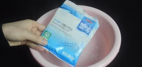 在梳子上涂抹牙膏，作用真厉害，我也是刚知道，快回家试一试