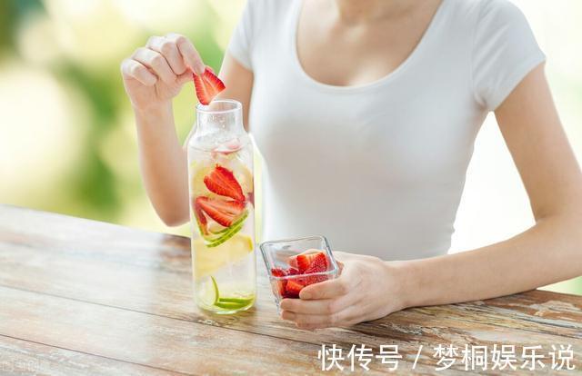 建议每天拍打手臂,坚持一段时间后,你的身体会收获这4点好处