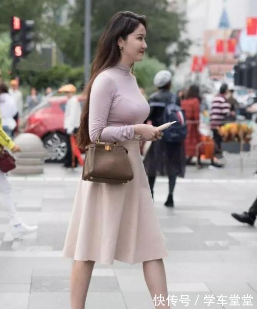 半裙 “大象腿”要慎重,穿打底裤逛街,令美女陷入尴尬境地!