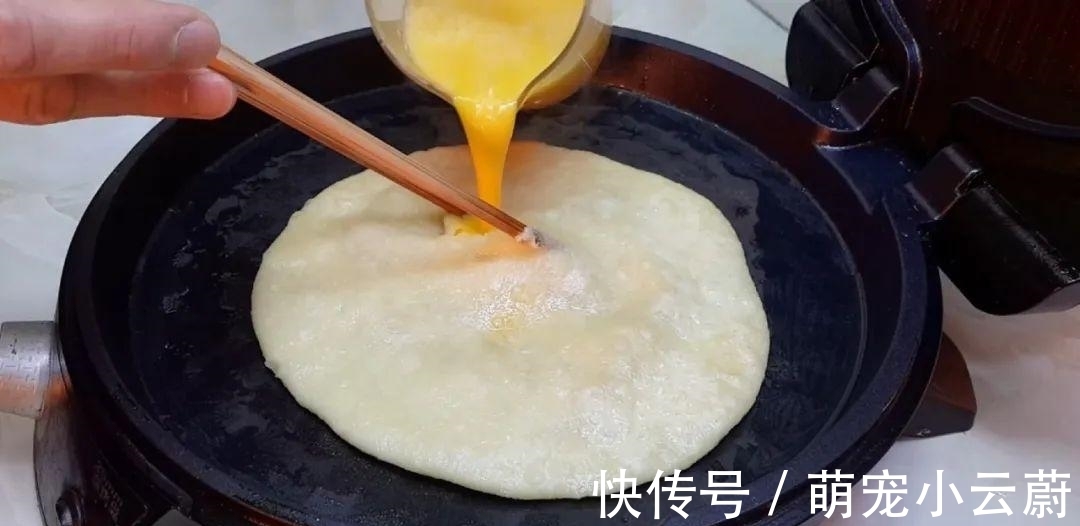 案板|3勺清水,1斤面粉,淋上鸡蛋液,教你做创意早餐饼,比葱油饼好吃