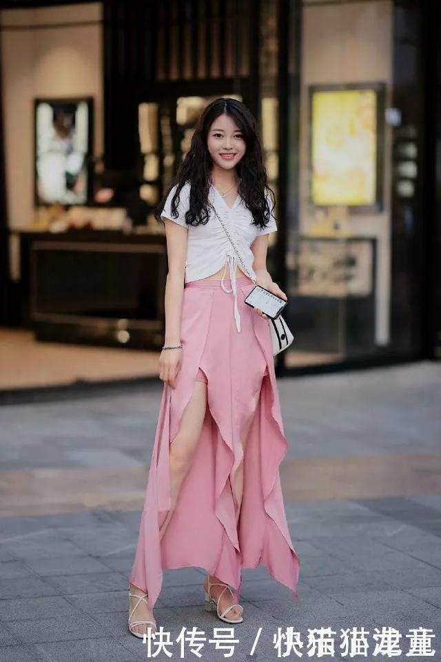  搭配|街拍美女一条高腰开衩的半身裙搭配一双高跟鞋，别具韵味