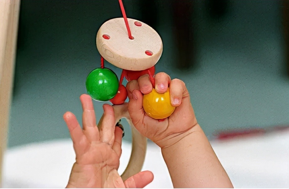 串珠|0-3岁宝宝精细运动发展训练方案，建议家长一定要收藏！