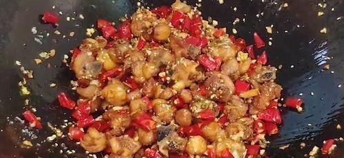 最近我家迷上了吃它,一腌一炒,焦香美味下饭,越吃越想吃,解馋