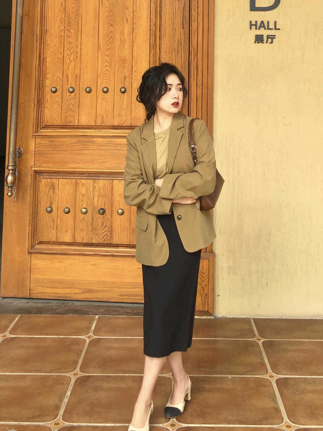 半身裙|西服不只是职业装,内搭T恤+印花半身裙,休闲又时髦,超好看