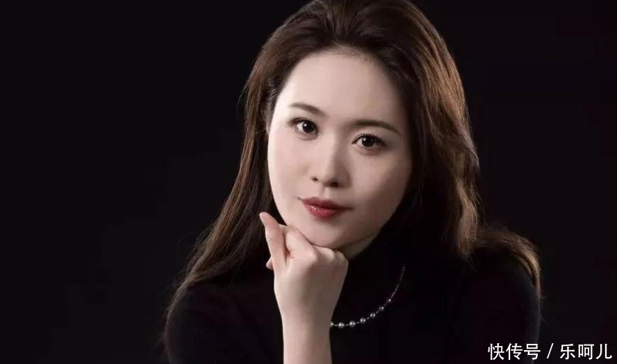 这季 奇葩说这季,她跟其他选手有很明显的对比,没有自信