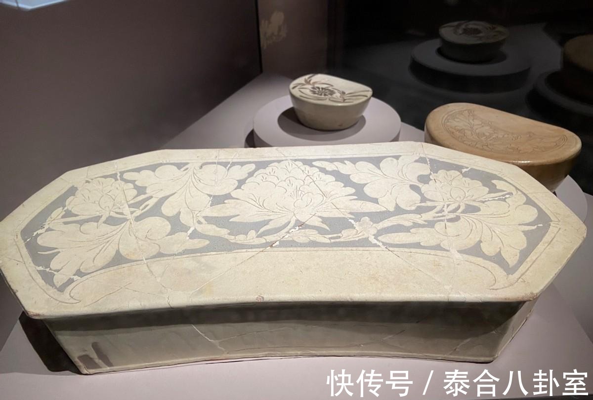 津窑|国博：类似的瓷枕做对比，外行也能分出河津窑和磁州窑