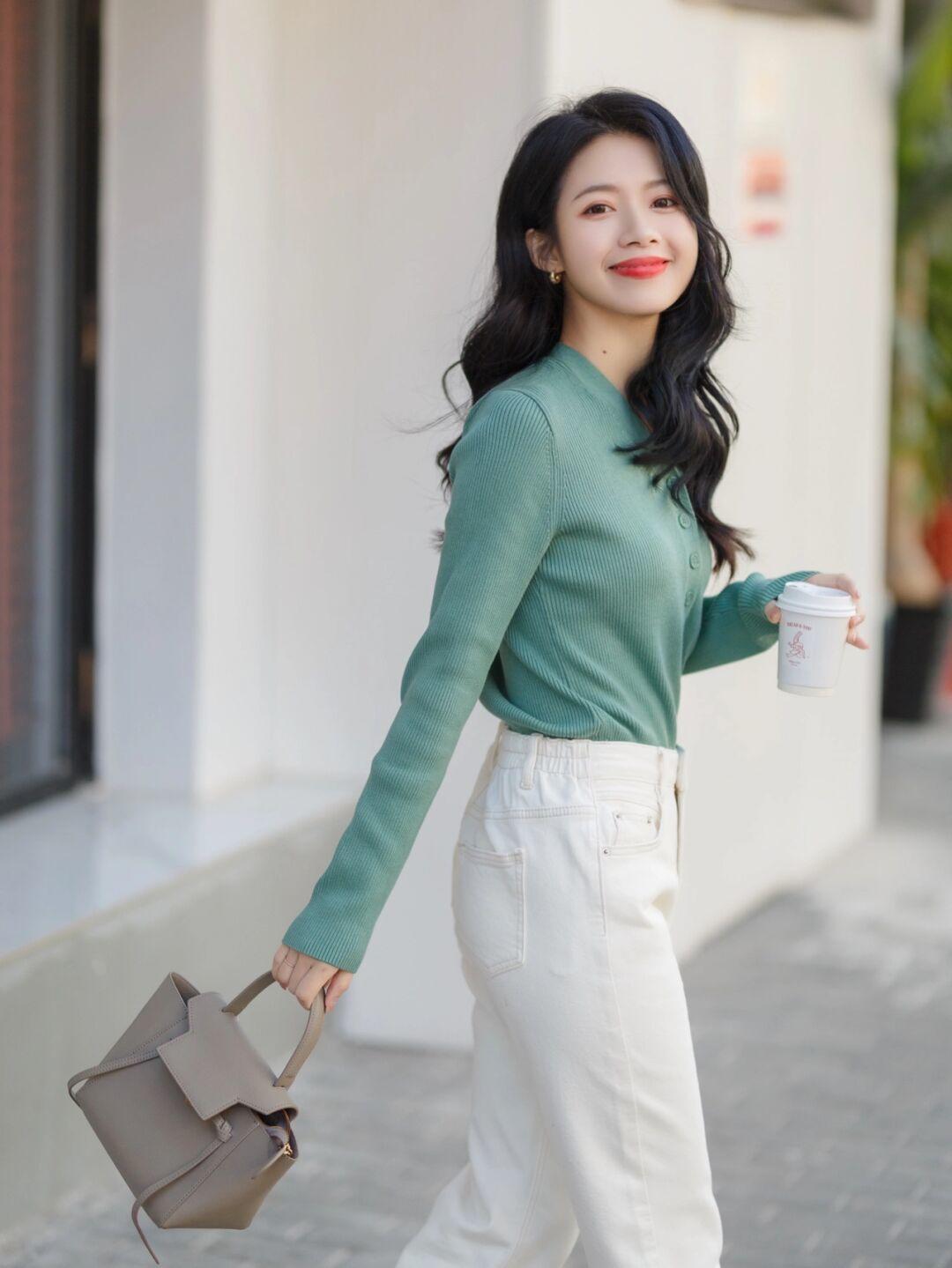 更上一层楼 “毛衣”怎么穿出时尚感?看看这些搭配造型,保暖温柔又显瘦