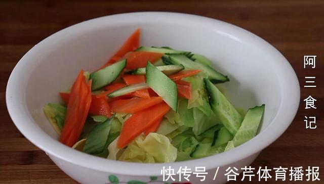 凉拌菜|包菜最下饭的做法，加3个鸡蛋，开水一烫，开胃又解馋，比肉还香