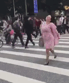 |搞笑GIF:弟妹平时对哥们管得挺严的