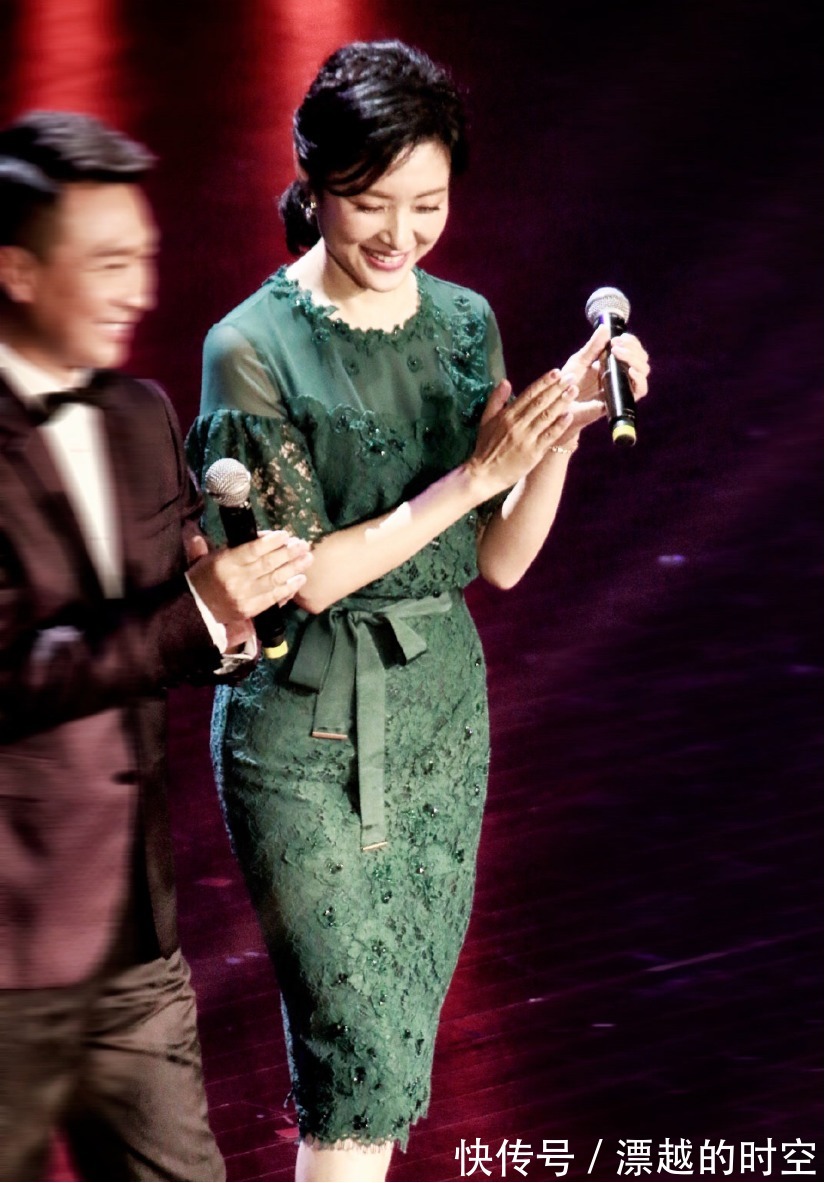 连衣裙|著名主持人周涛气质感真好!马尾辫搭配绿色蕾丝连衣裙,减龄时髦