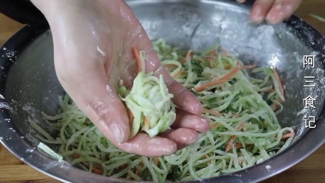 天冷了，宁可不吃肉，也要吃这道菜，个个晶莹剔透，营养又解馋