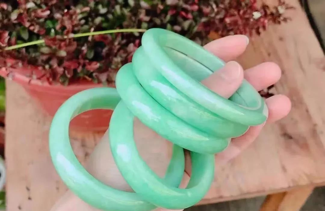 朋友早市4800买的翡翠原石,竟切出5条果绿手镯,笑得合不拢嘴!