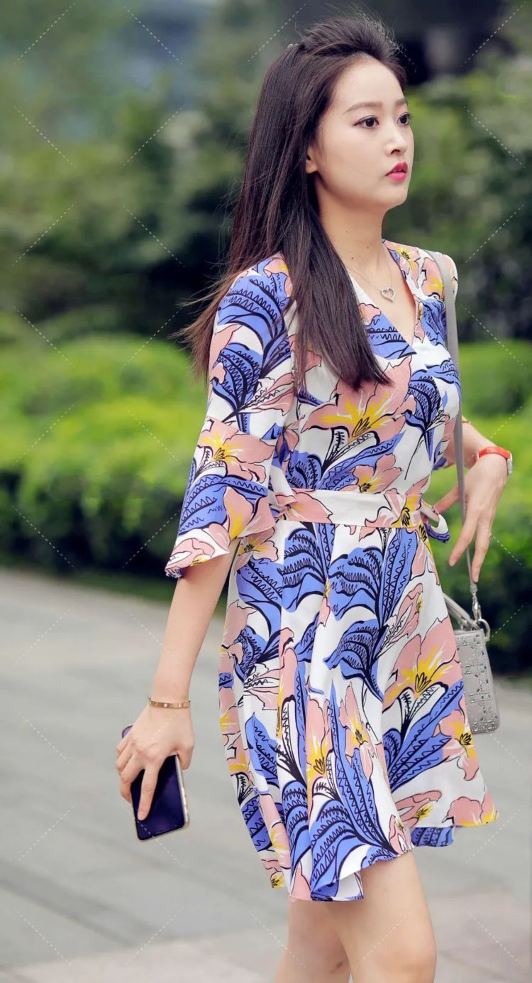 裙子 印花裙依然是初秋的“主角”，清新优雅又大方，穿着时尚又靓丽