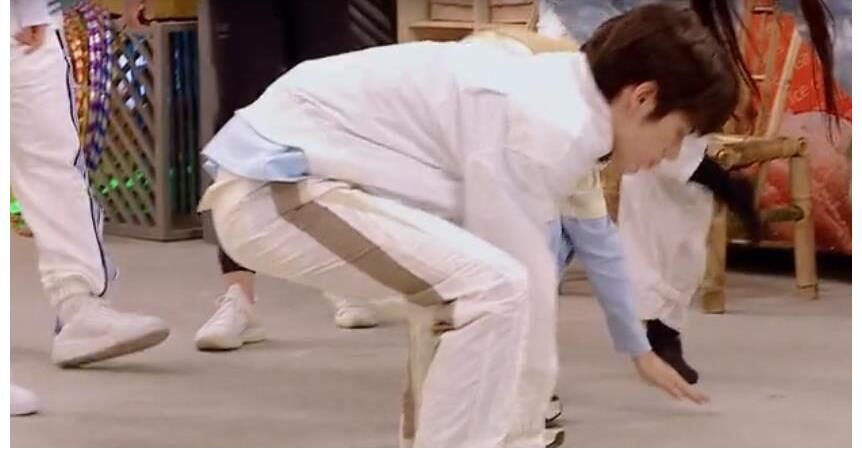 小鲜肉直言大前辈矮还重!被“驱逐”后,他一个动作化解尴尬