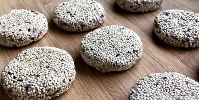 我家红豆从不熬粥喝，加一碗糯米粉，简单一做，香甜软糯，特好吃