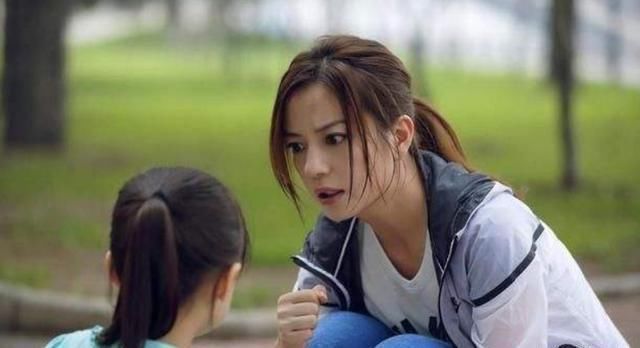 女儿|母亲怒斥女儿啃老10余年,女儿你折断了我的翅膀,却还要我飞翔