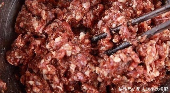 拌饺子馅时,有人放热油有人放香油,大厨都不对,不懂别乱放!